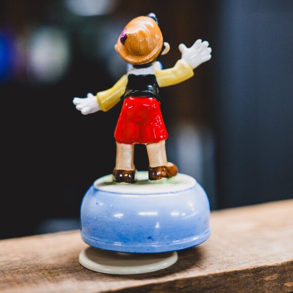 ✨🎭 Disney Pinocchio Figurine – Collectible Resin Hand-Painted Folk Art ✨🎭 - Picture 5 of 9